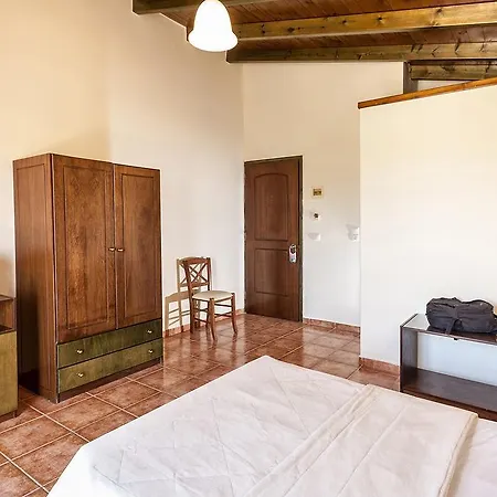 Adelais Hotel Tavronitis
